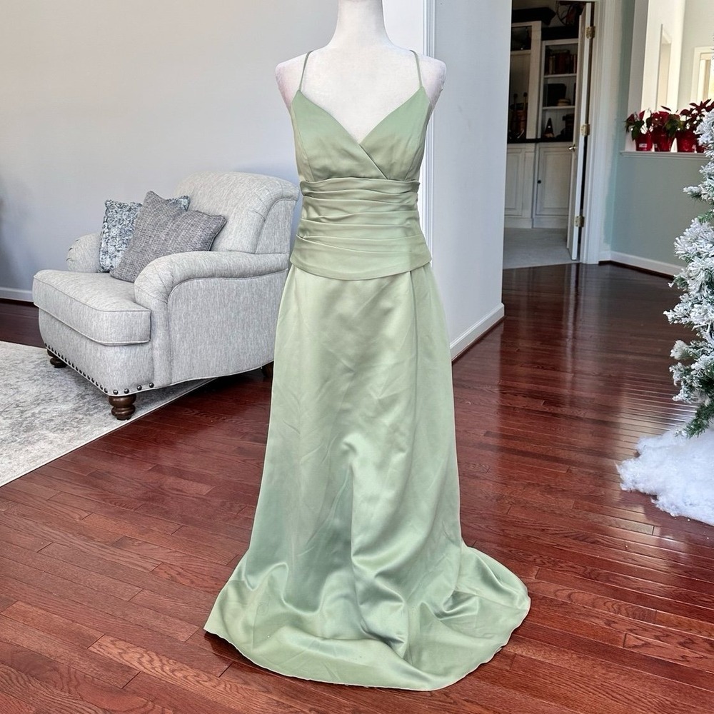 B2‎ Green Elegant Feminine Black Tie Formal Gown Size 14